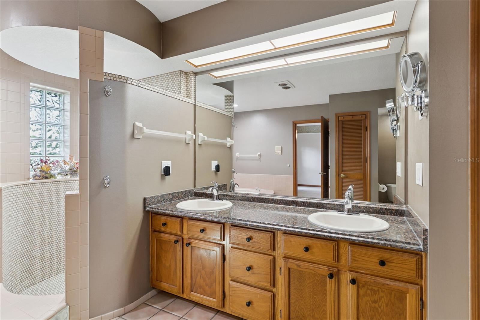 1041 COUNTRY LAKE CIR