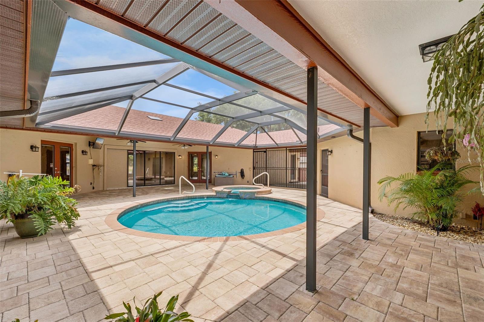 1041 COUNTRY LAKE CIR