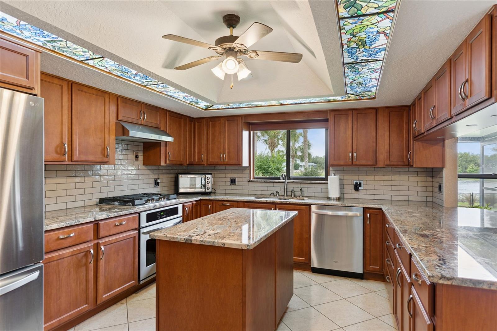 1041 COUNTRY LAKE CIR