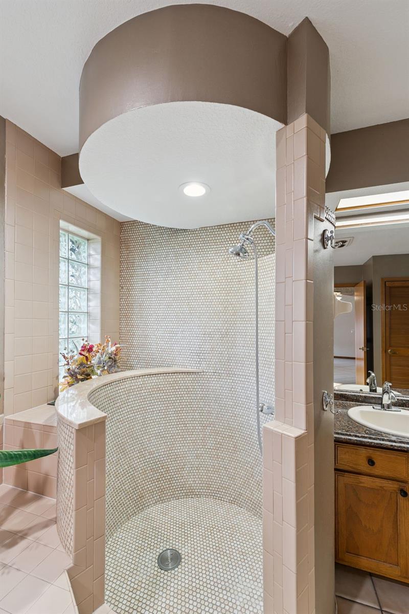 1041 COUNTRY LAKE CIR