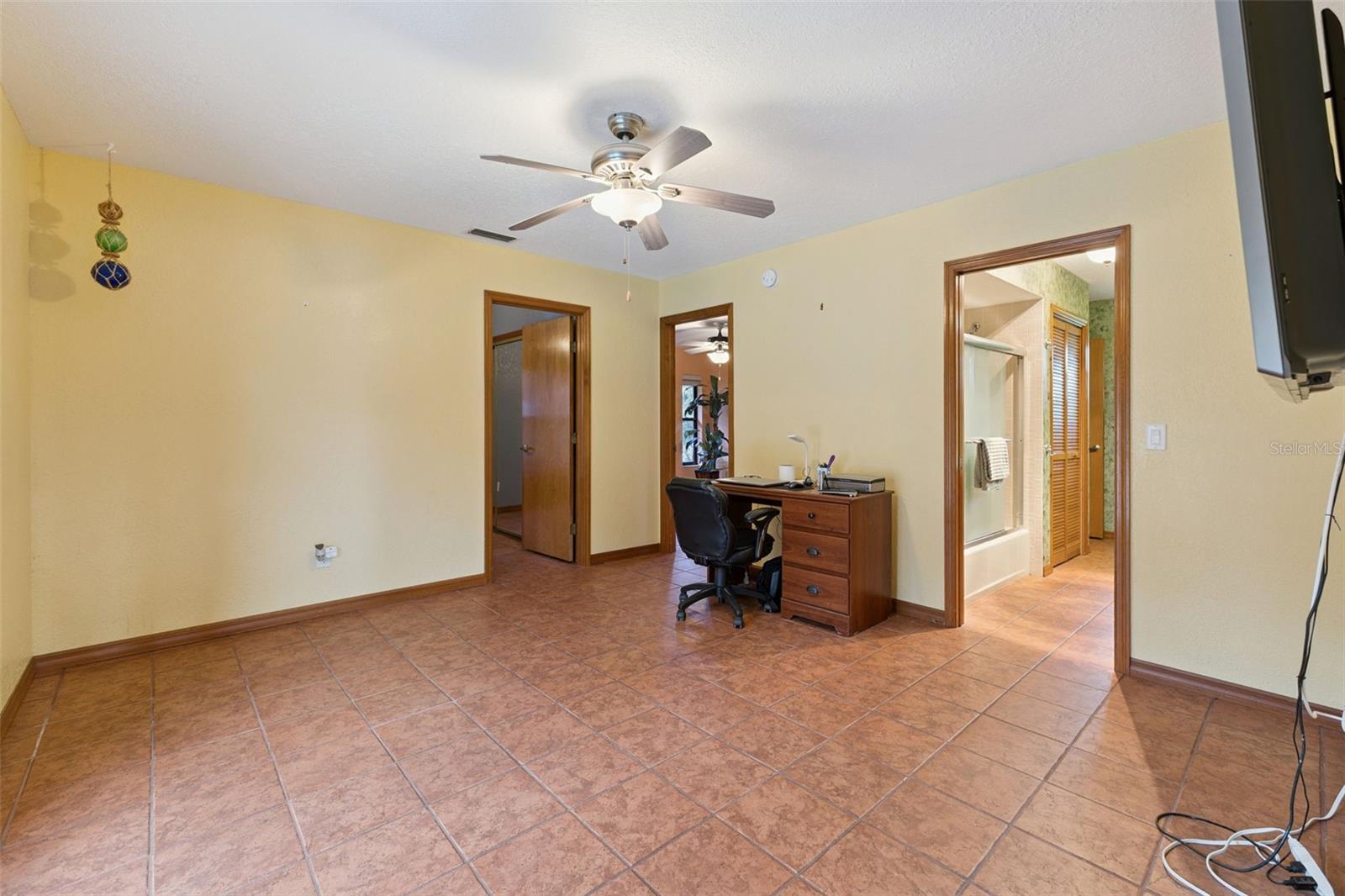 1041 COUNTRY LAKE CIR