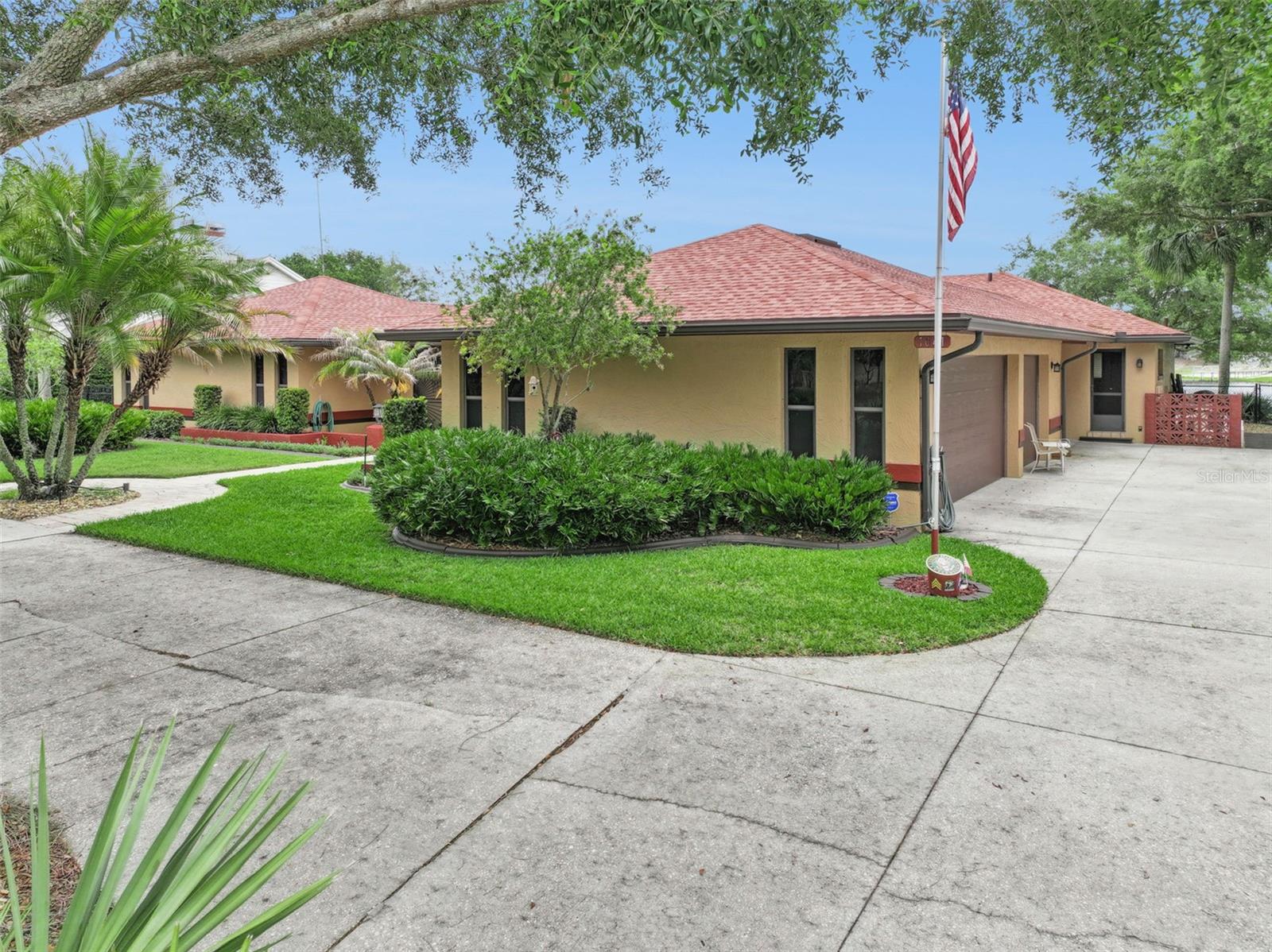 1041 COUNTRY LAKE CIR