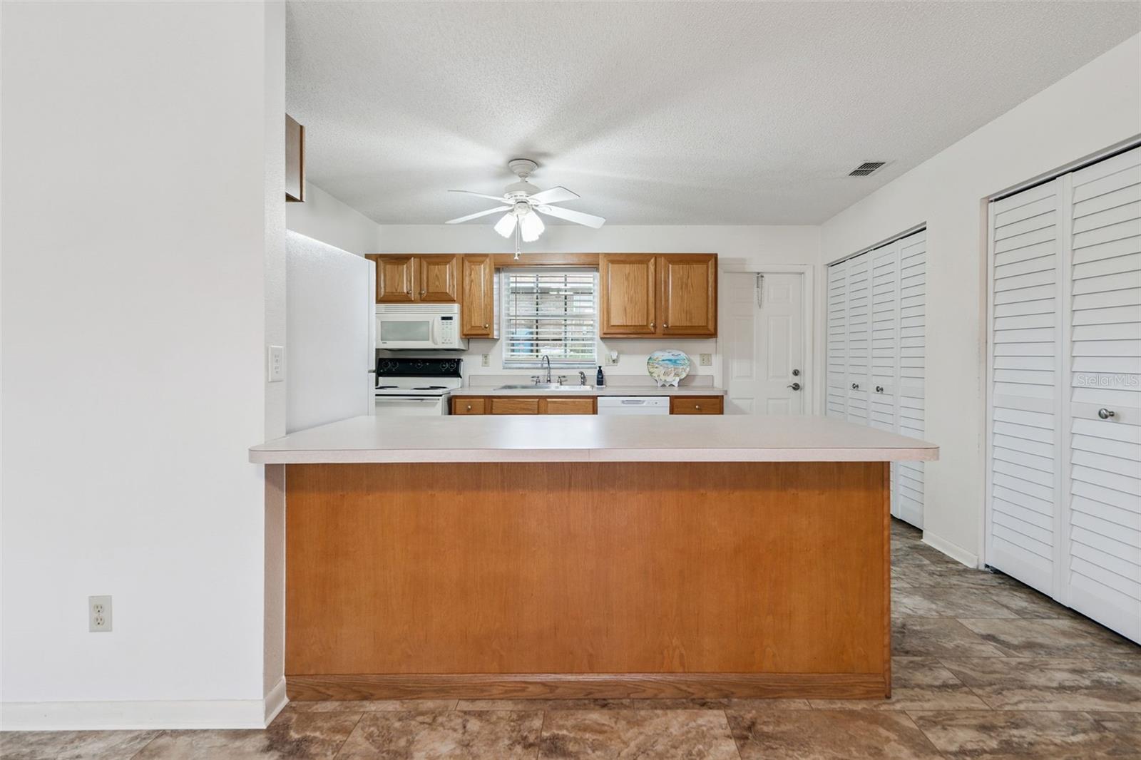 1433 THOUSAND ROSES AVE W