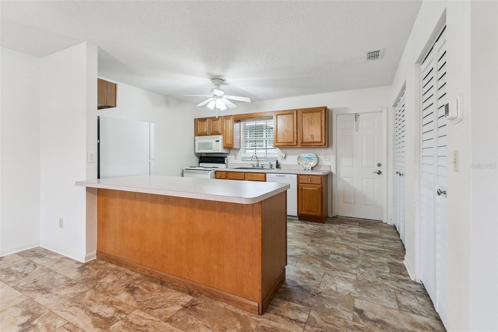 1433 THOUSAND ROSES AVE W