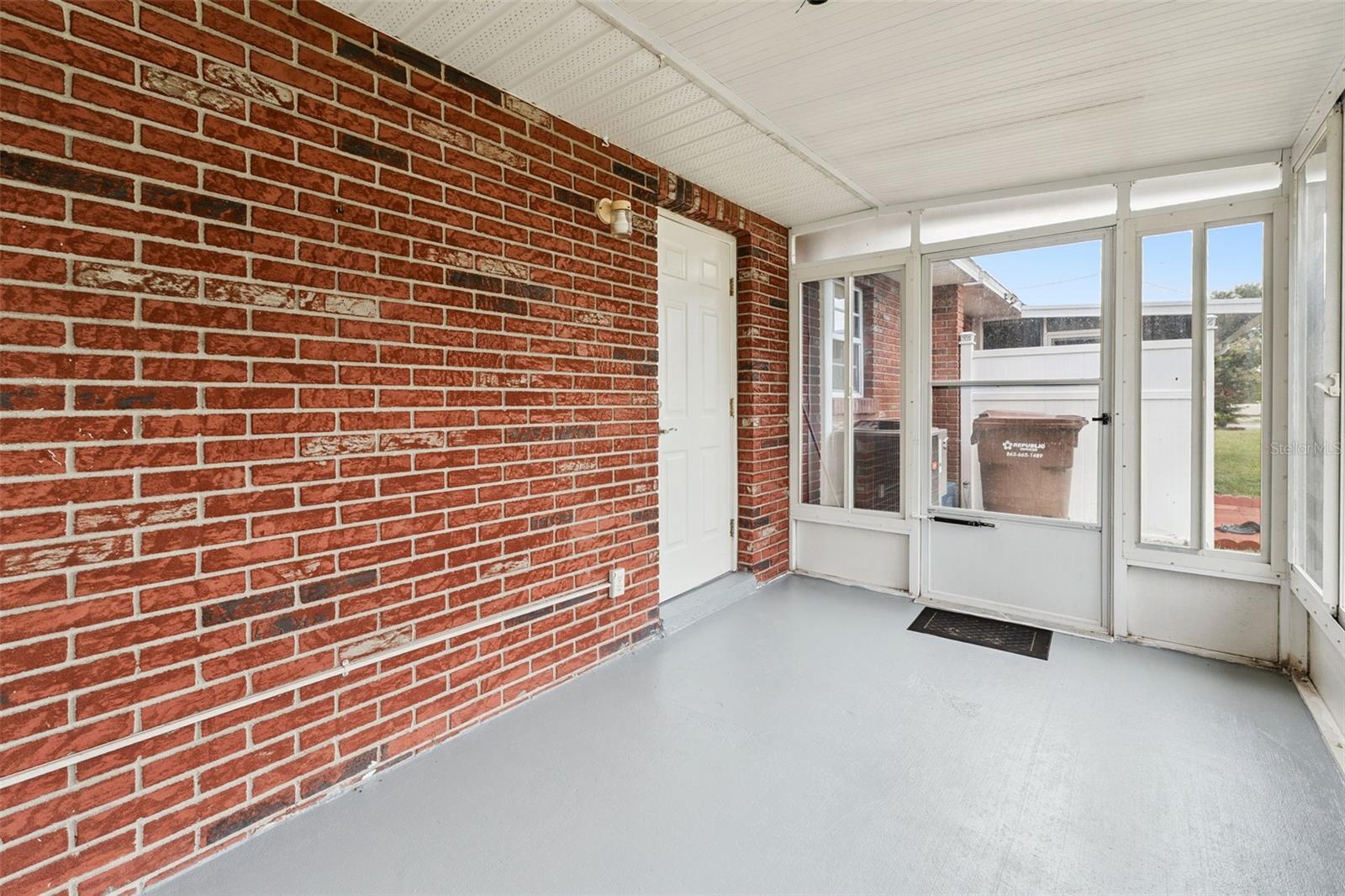 1433 THOUSAND ROSES AVE W