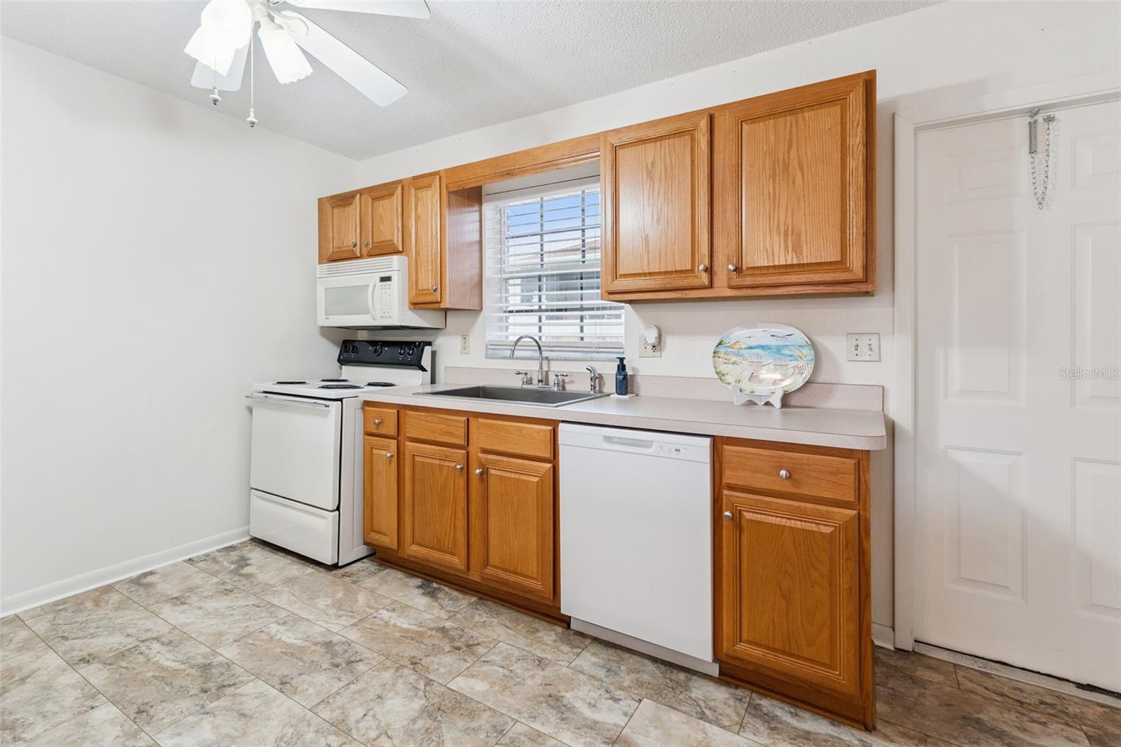 1433 THOUSAND ROSES AVE W