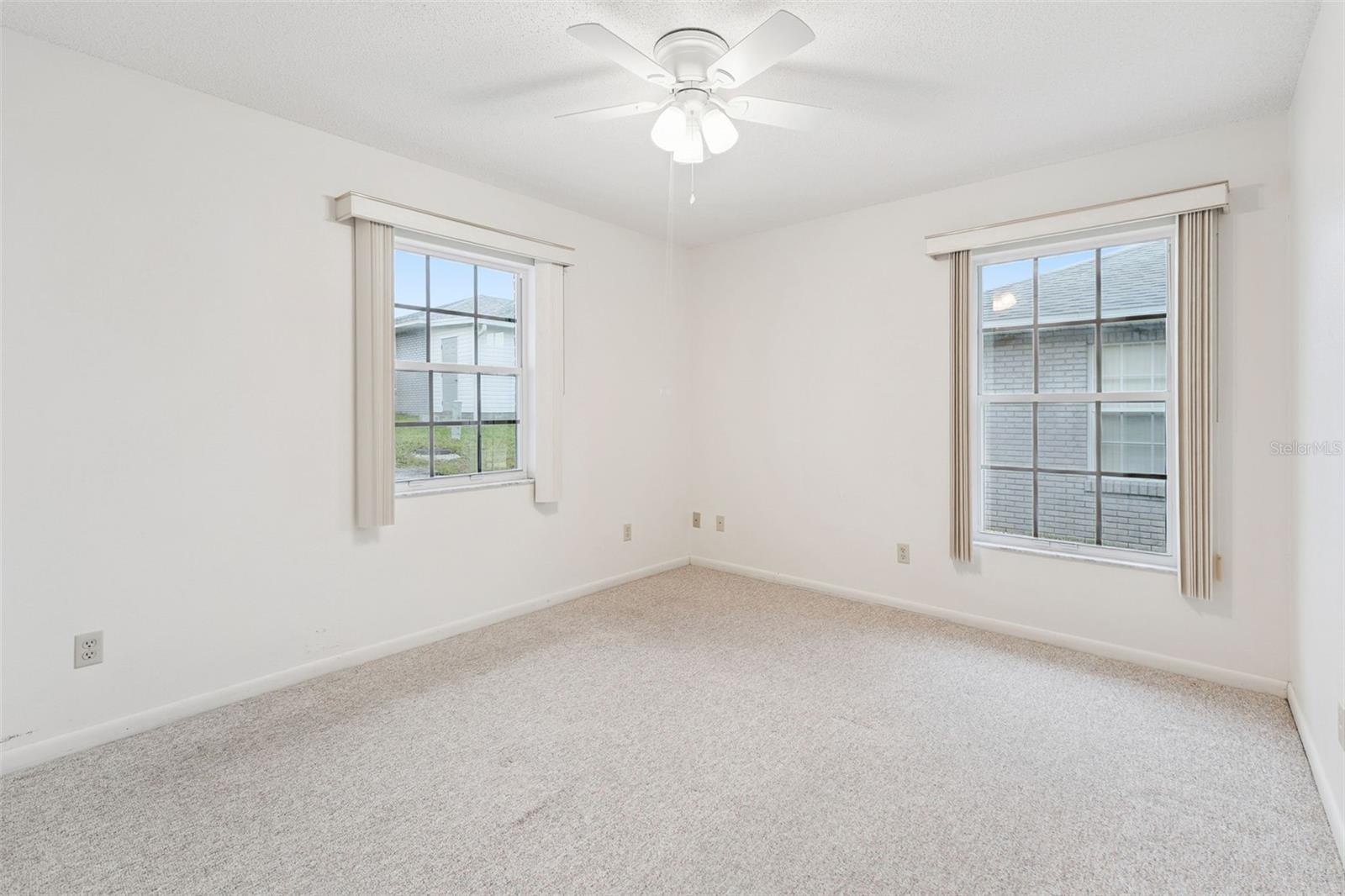 1433 THOUSAND ROSES AVE W