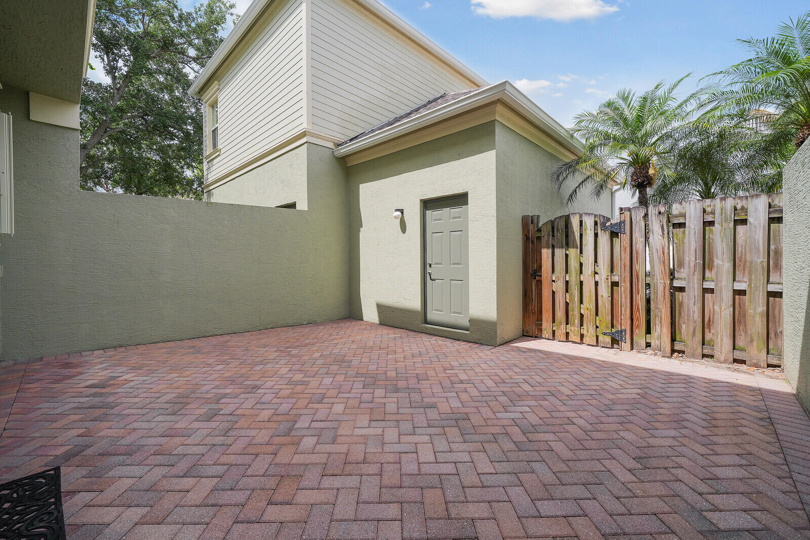174 W Thatch Palm Circle