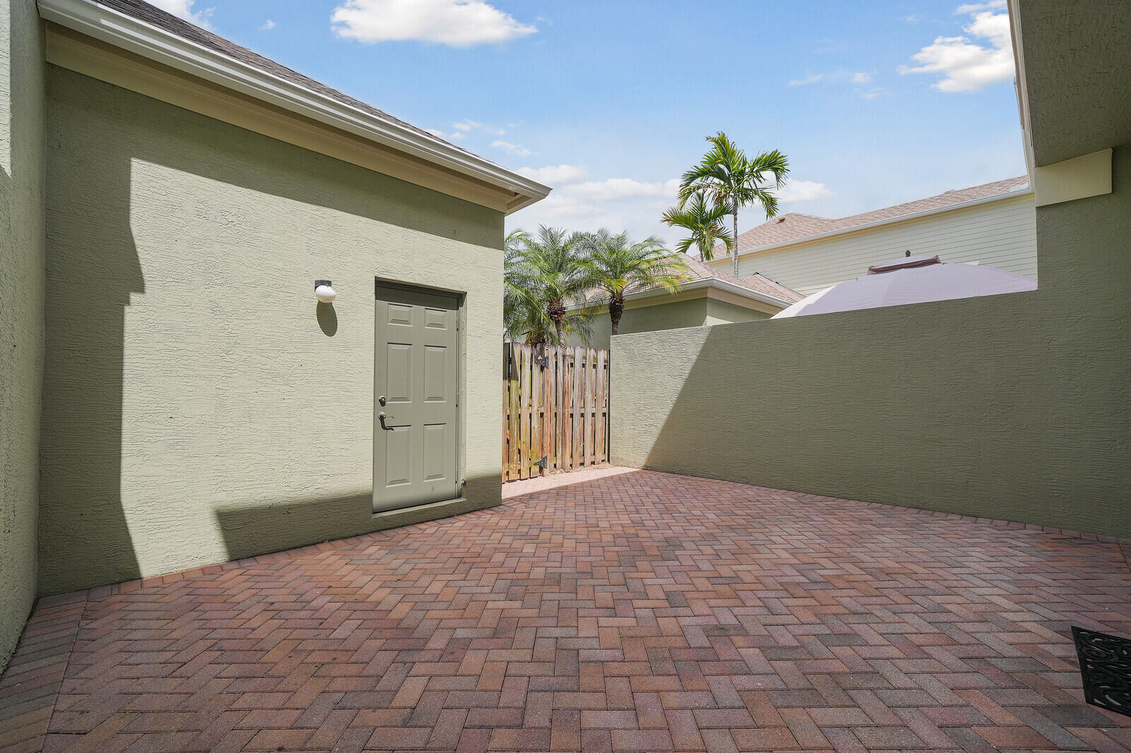 174 W Thatch Palm Circle