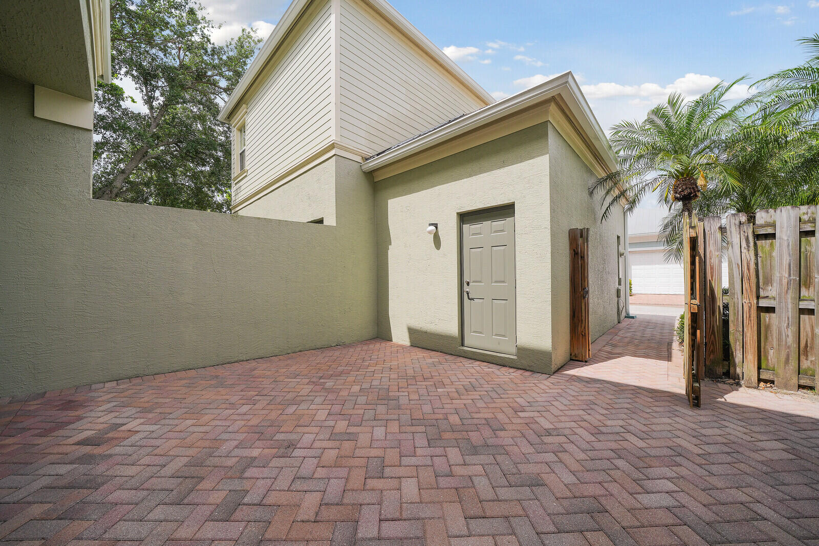 174 W Thatch Palm Circle