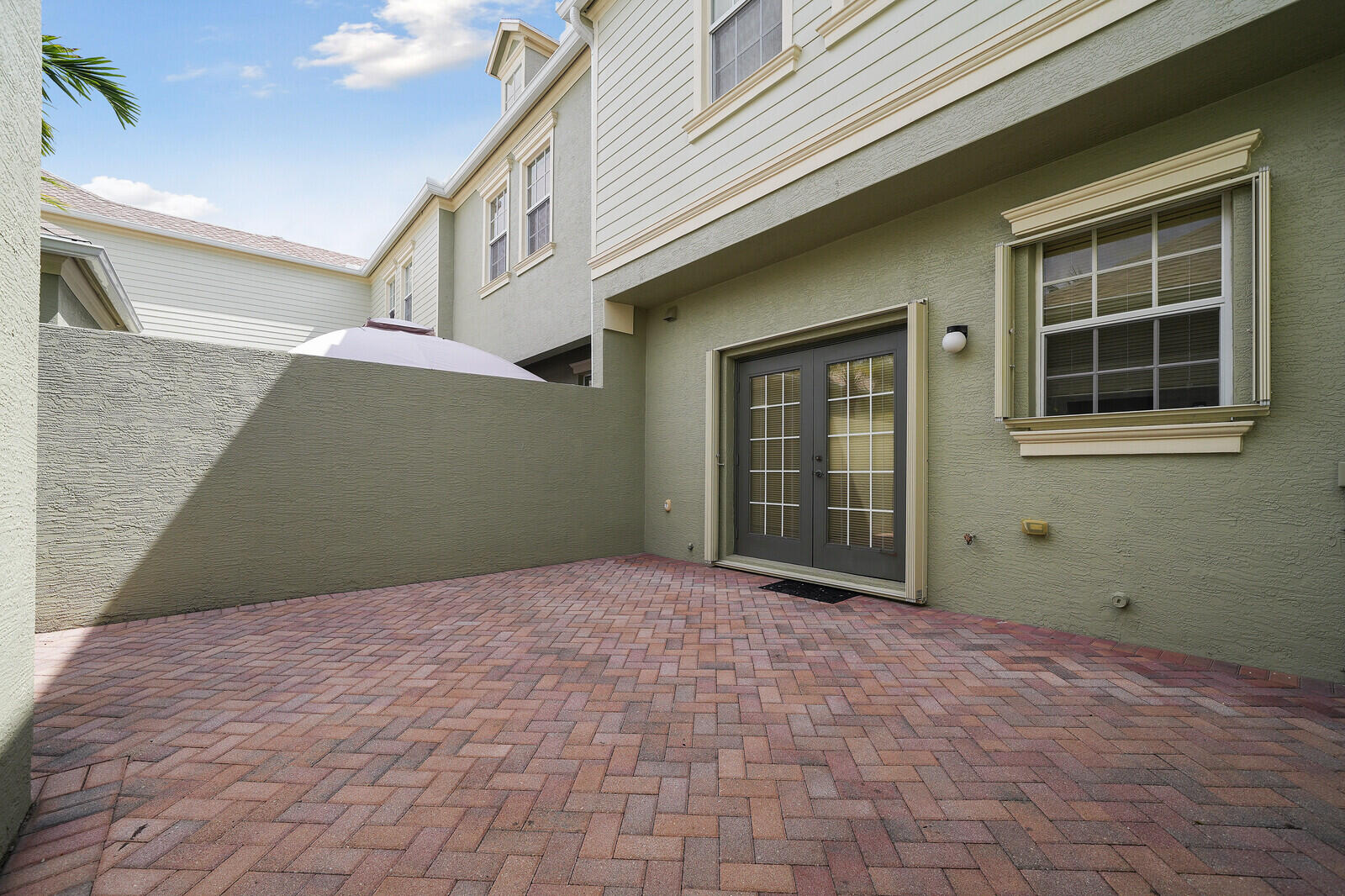 174 W Thatch Palm Circle