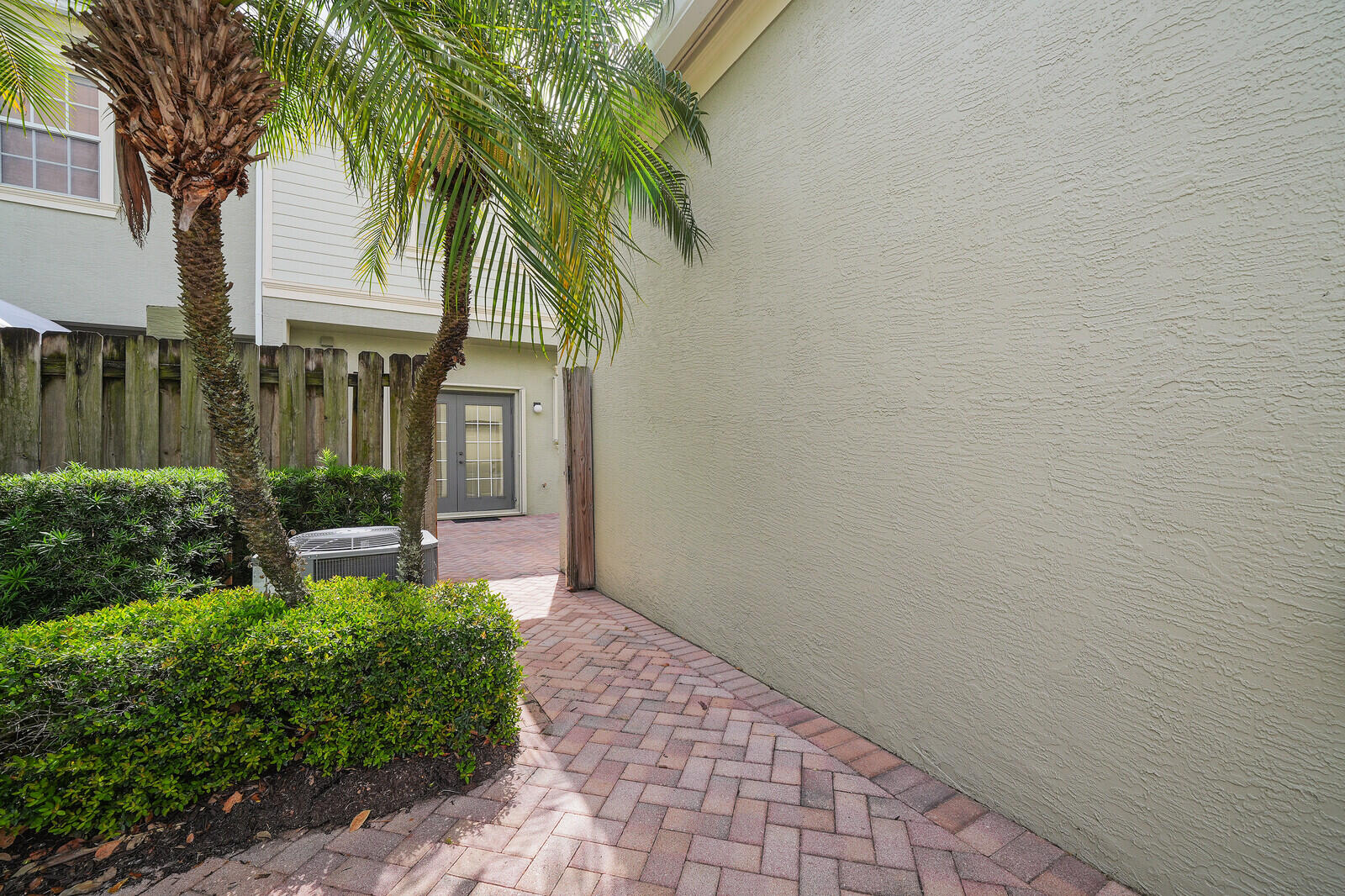 174 W Thatch Palm Circle