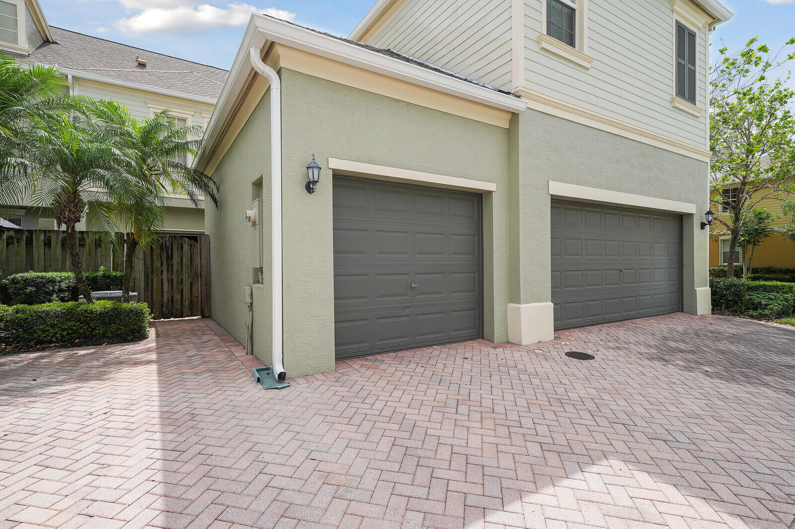 174 W Thatch Palm Circle