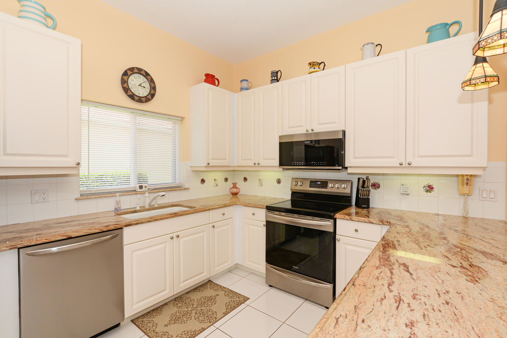 585 NW Lambrusco Drive