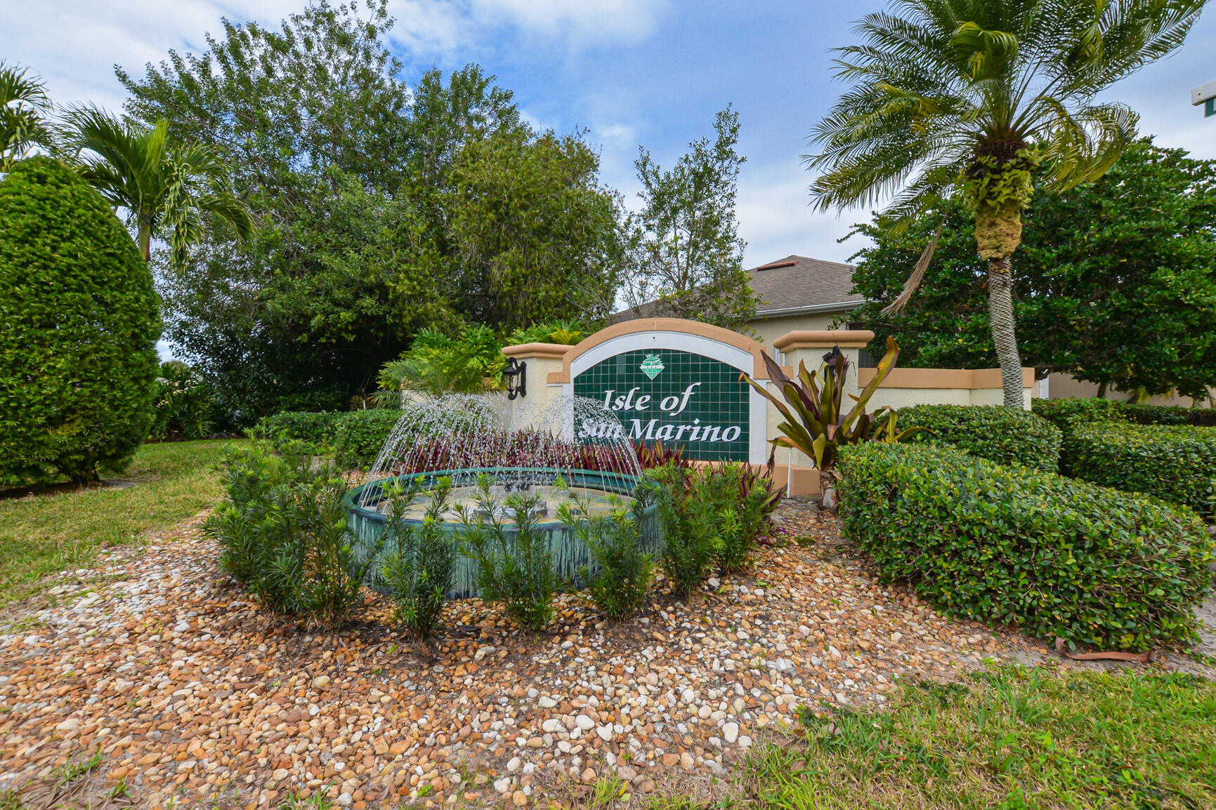 586 NW Cortina Lane
