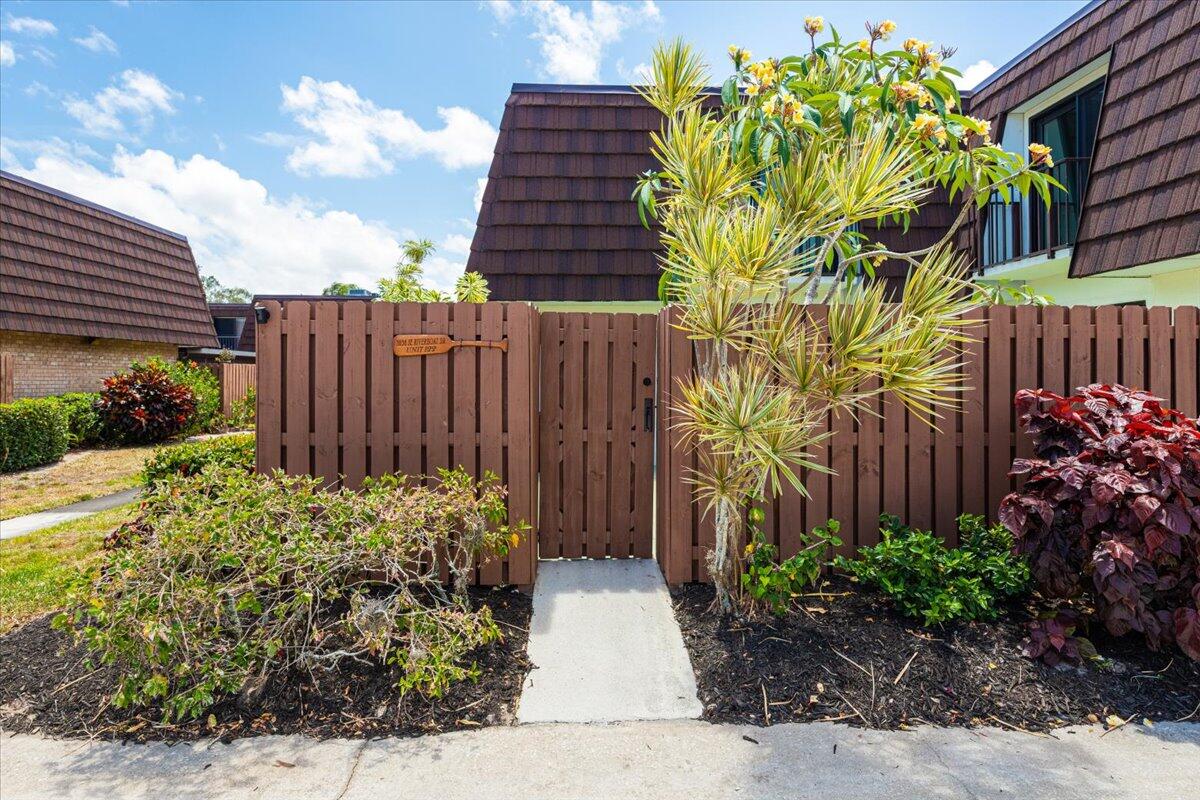 5656 SE Riverboat Drive