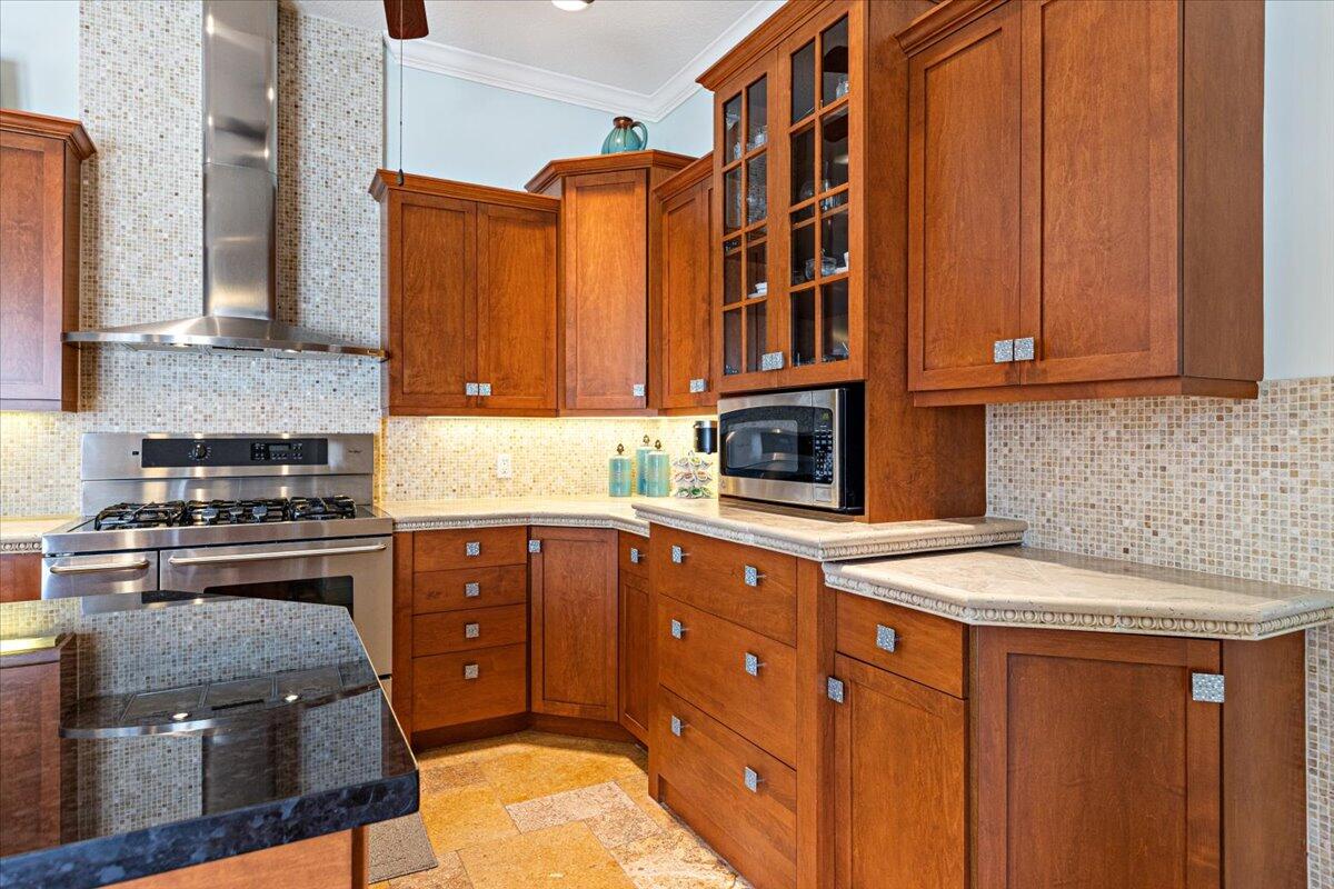 571 SW New Castle Cove