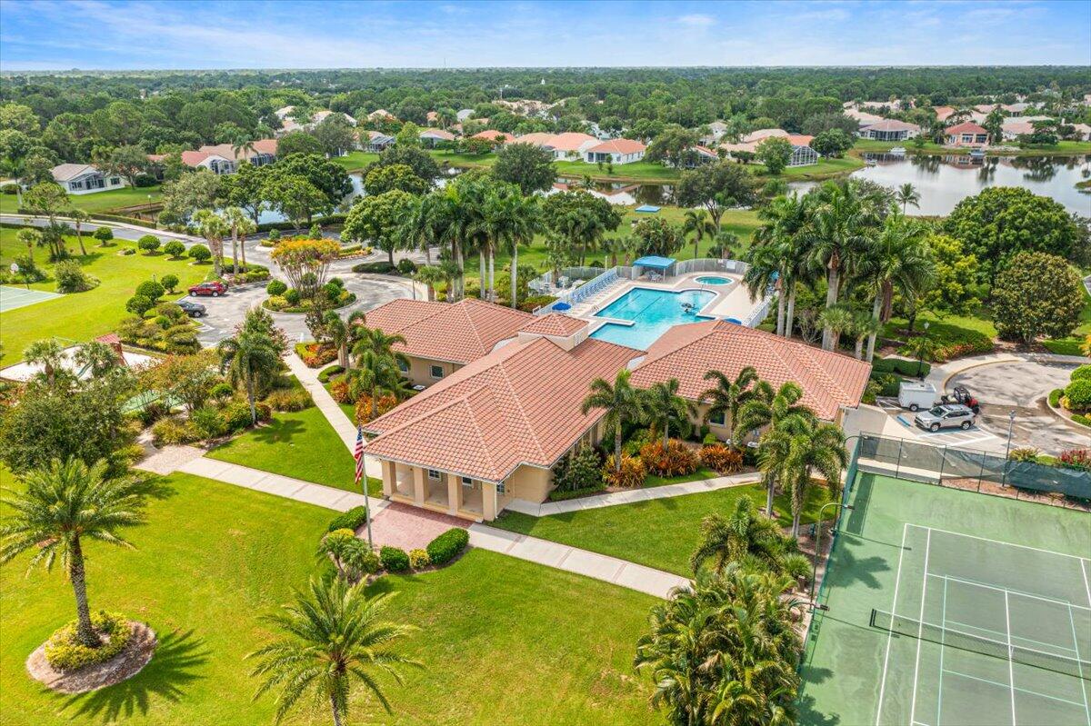 571 SW New Castle Cove