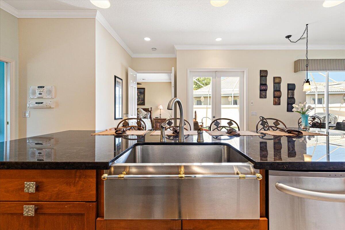 571 SW New Castle Cove