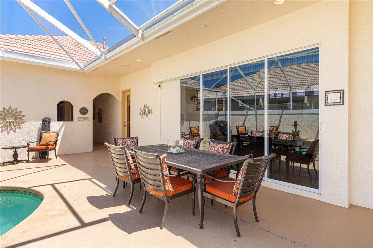 571 SW New Castle Cove
