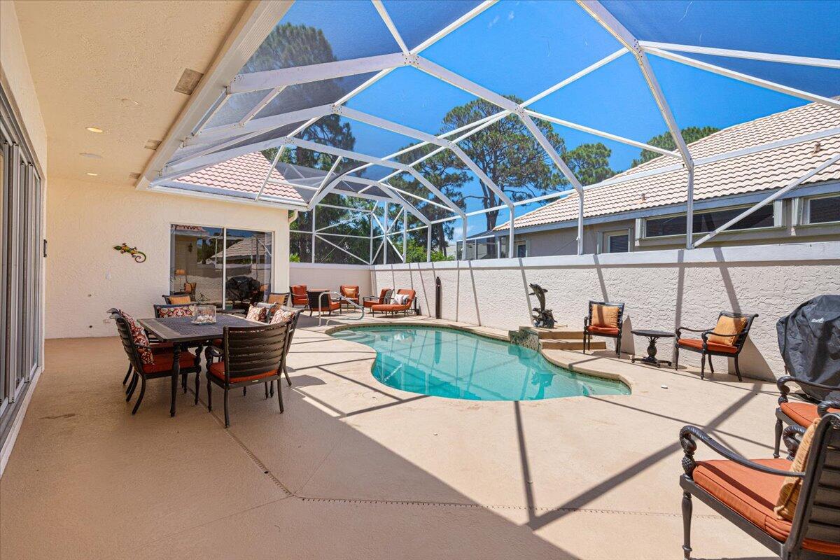 571 SW New Castle Cove