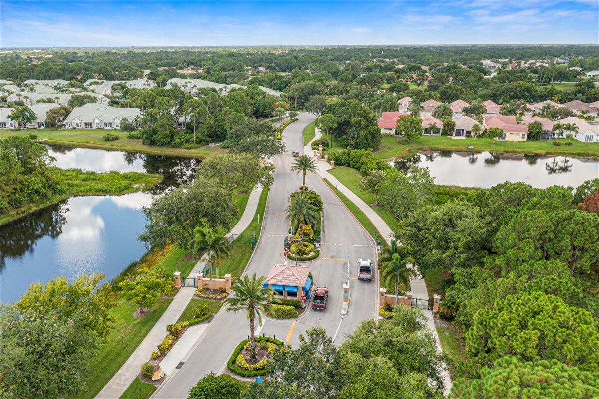 571 SW New Castle Cove