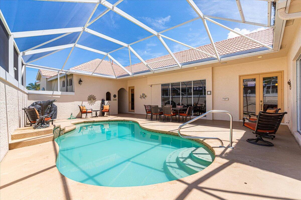571 SW New Castle Cove