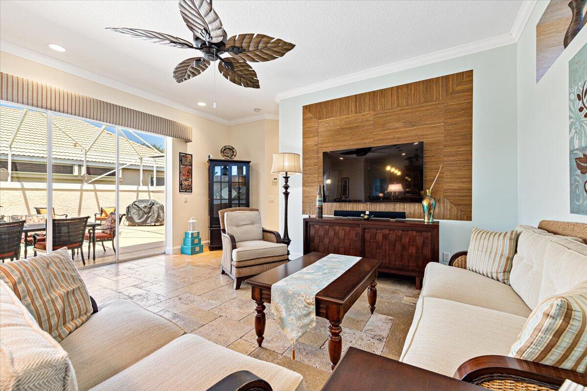 571 SW New Castle Cove