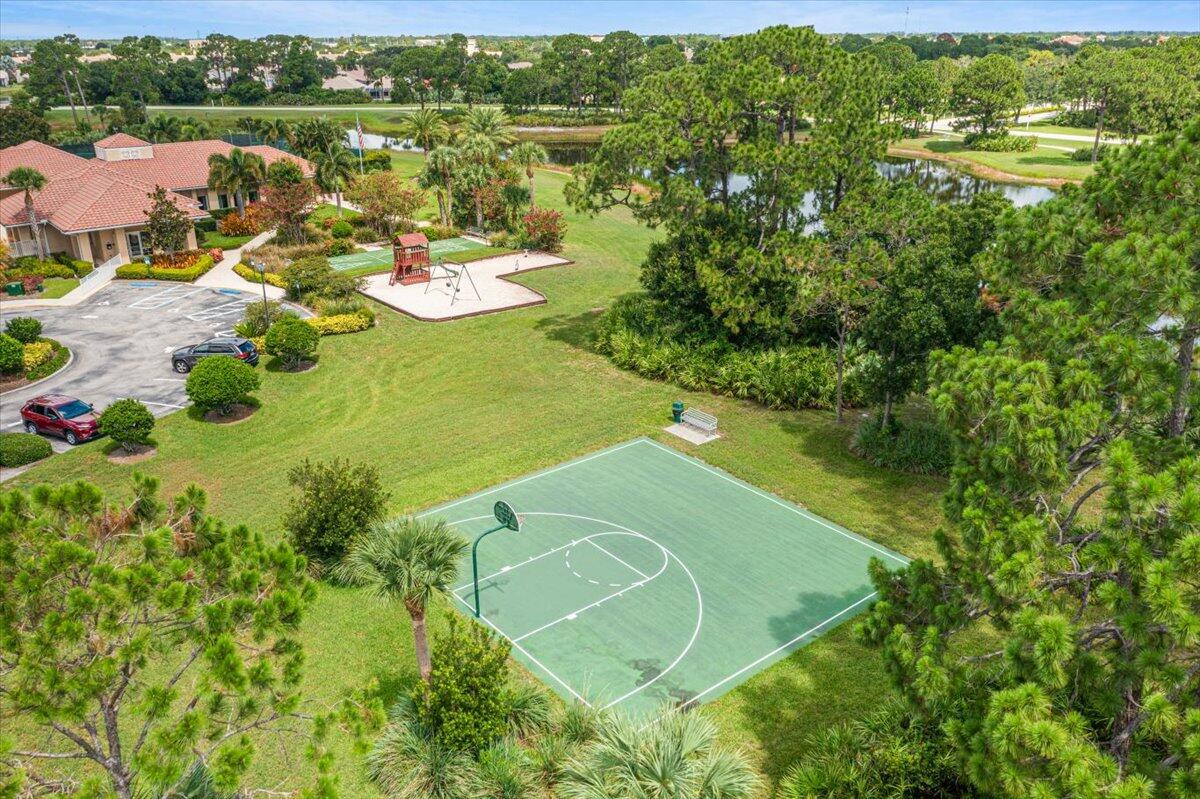 571 SW New Castle Cove