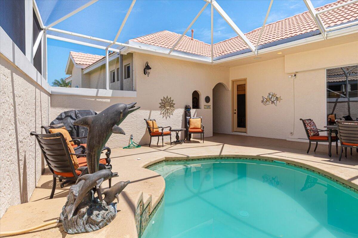 571 SW New Castle Cove