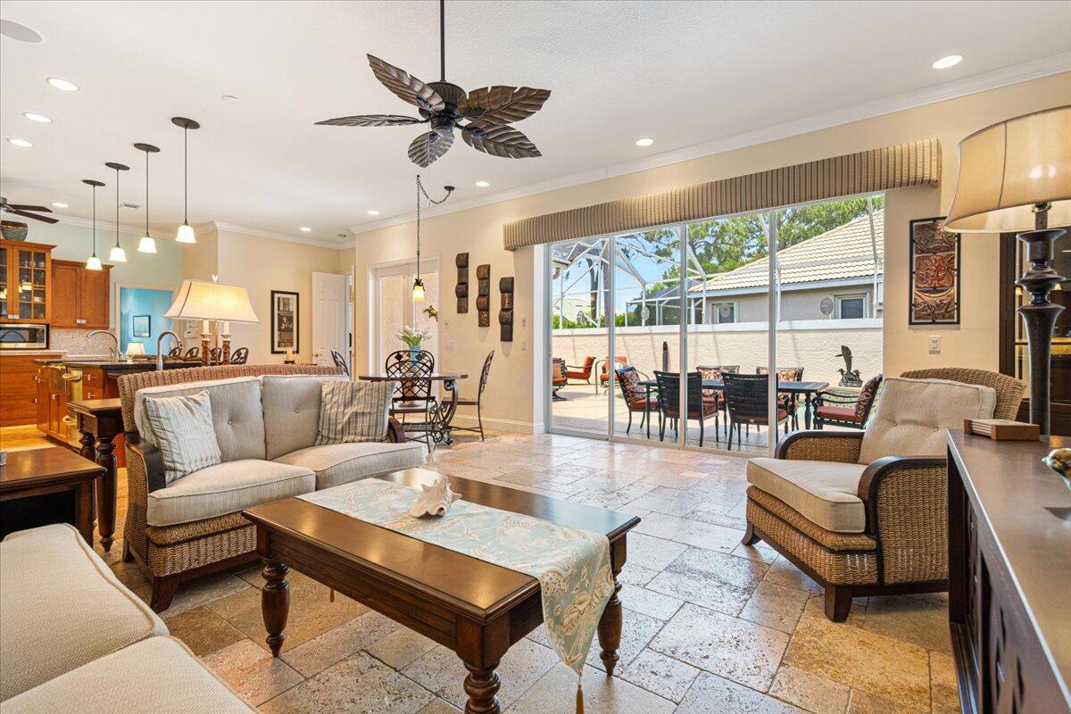 571 SW New Castle Cove