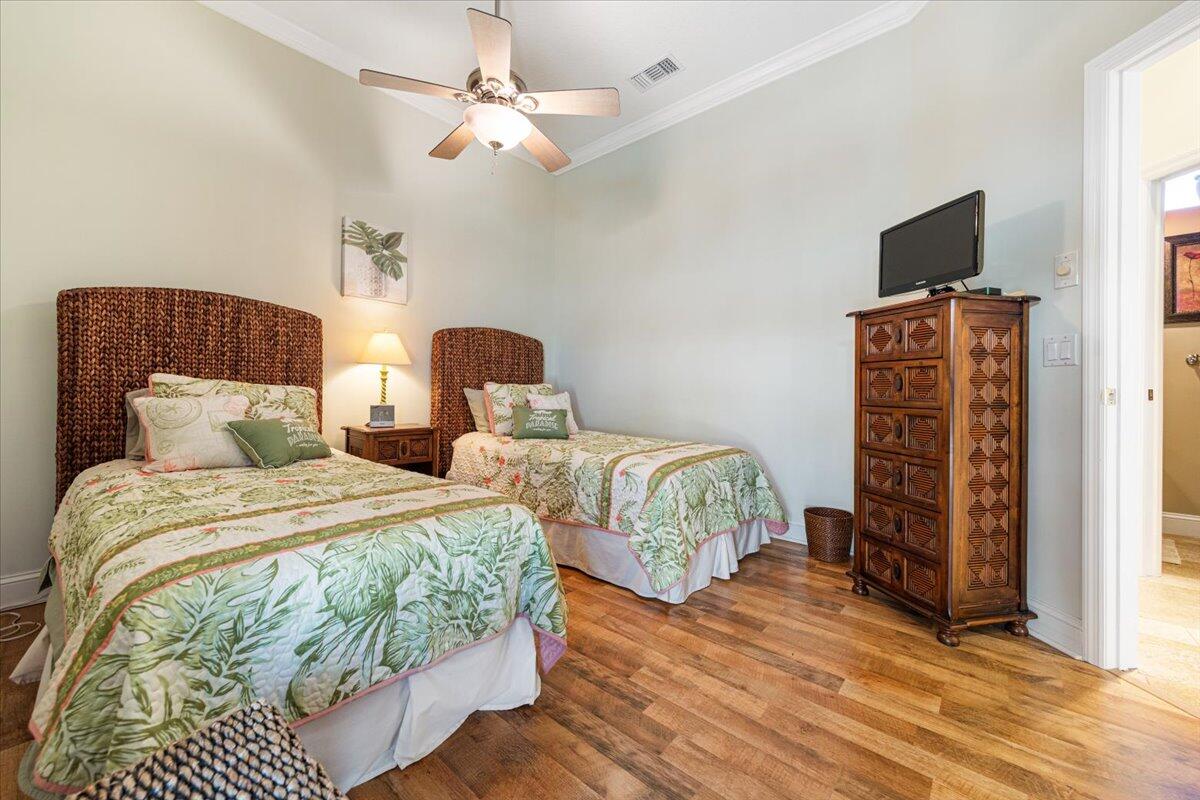 571 SW New Castle Cove