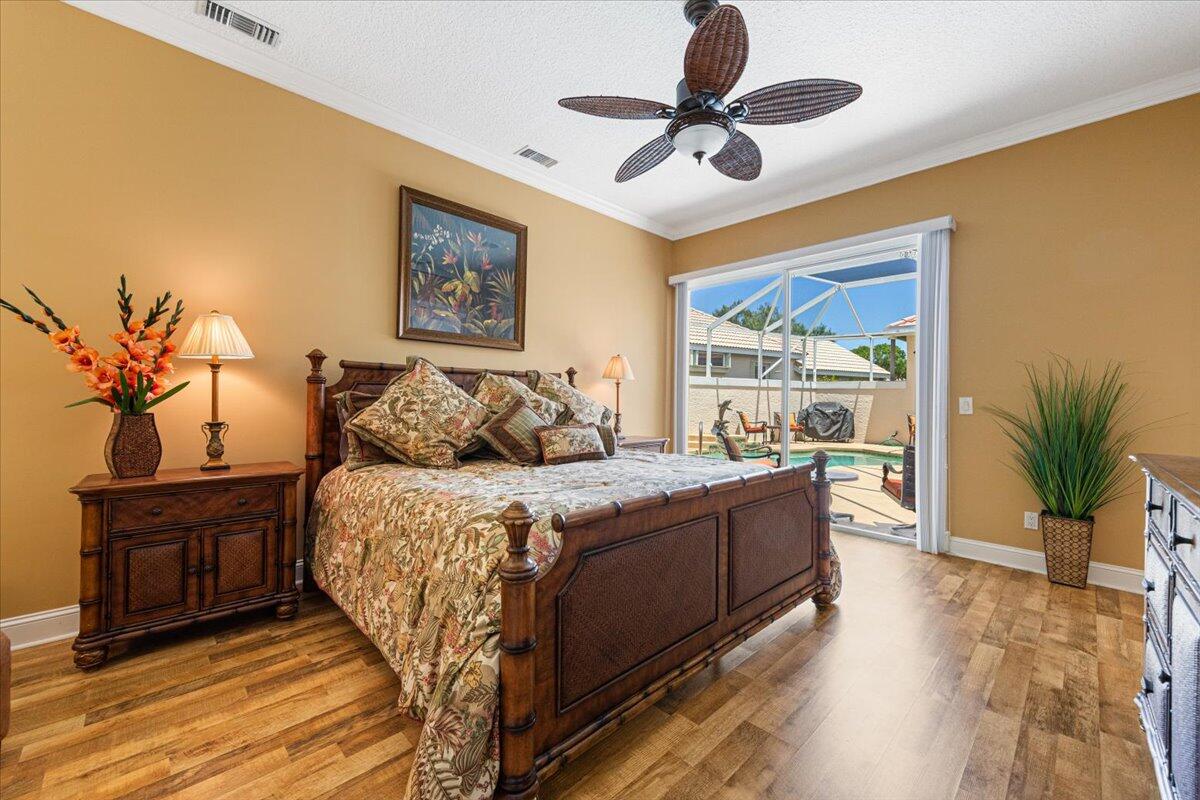 571 SW New Castle Cove