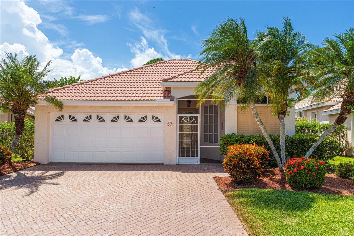 571 SW New Castle Cove