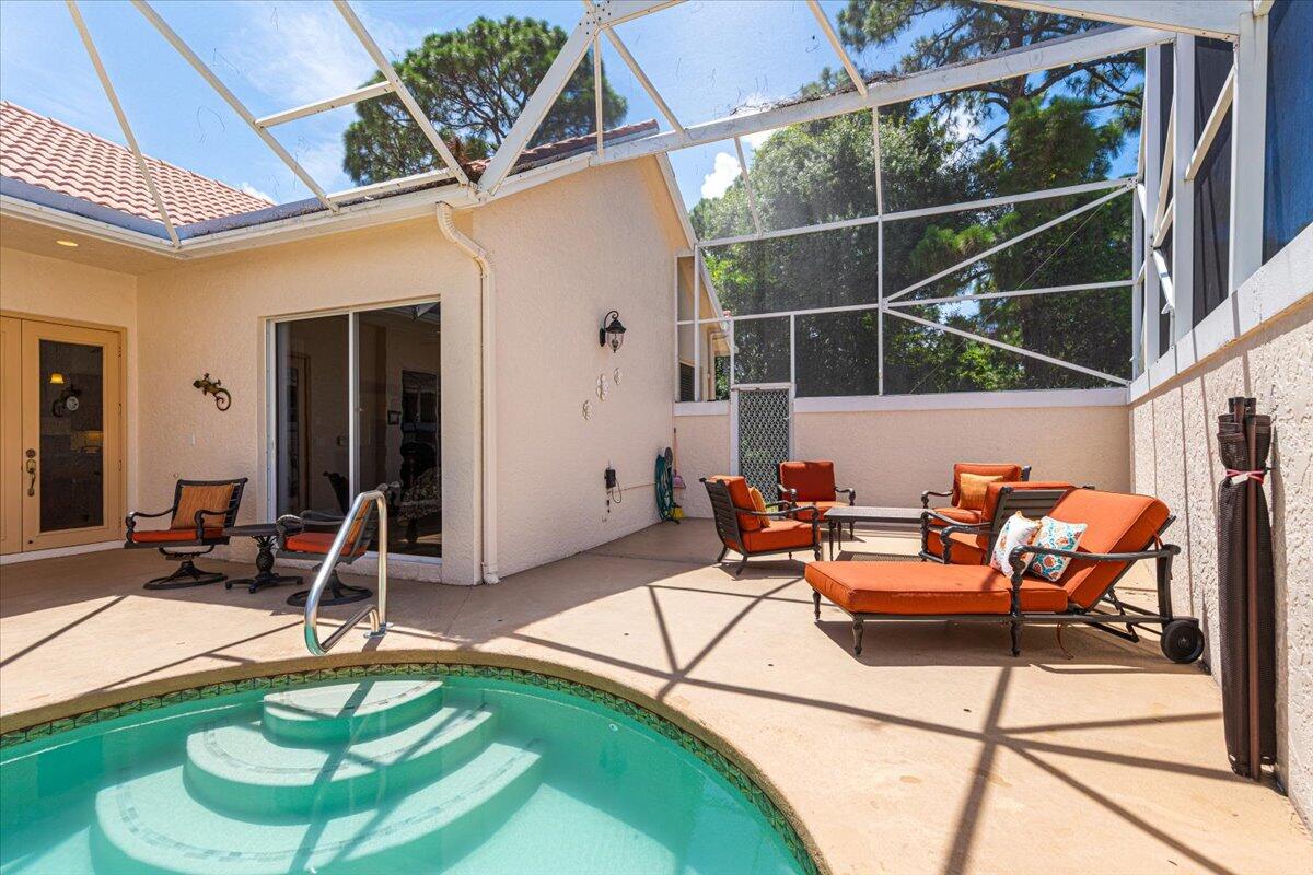 571 SW New Castle Cove