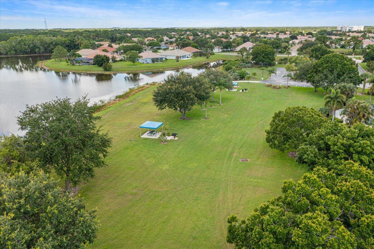 571 SW New Castle Cove