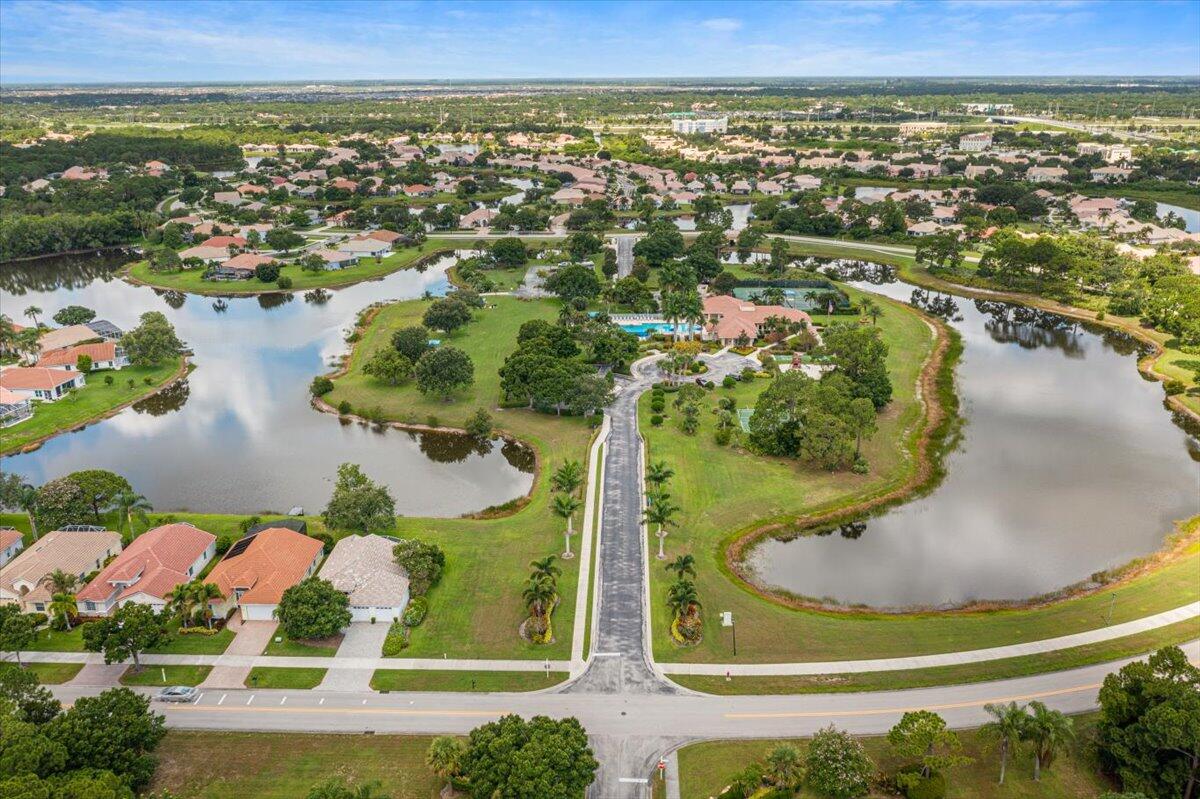 571 SW New Castle Cove