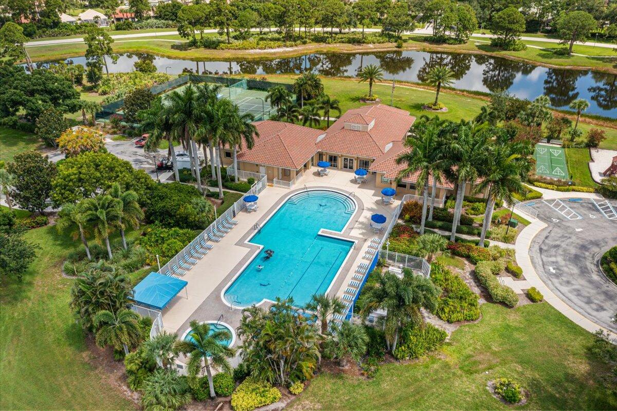 571 SW New Castle Cove