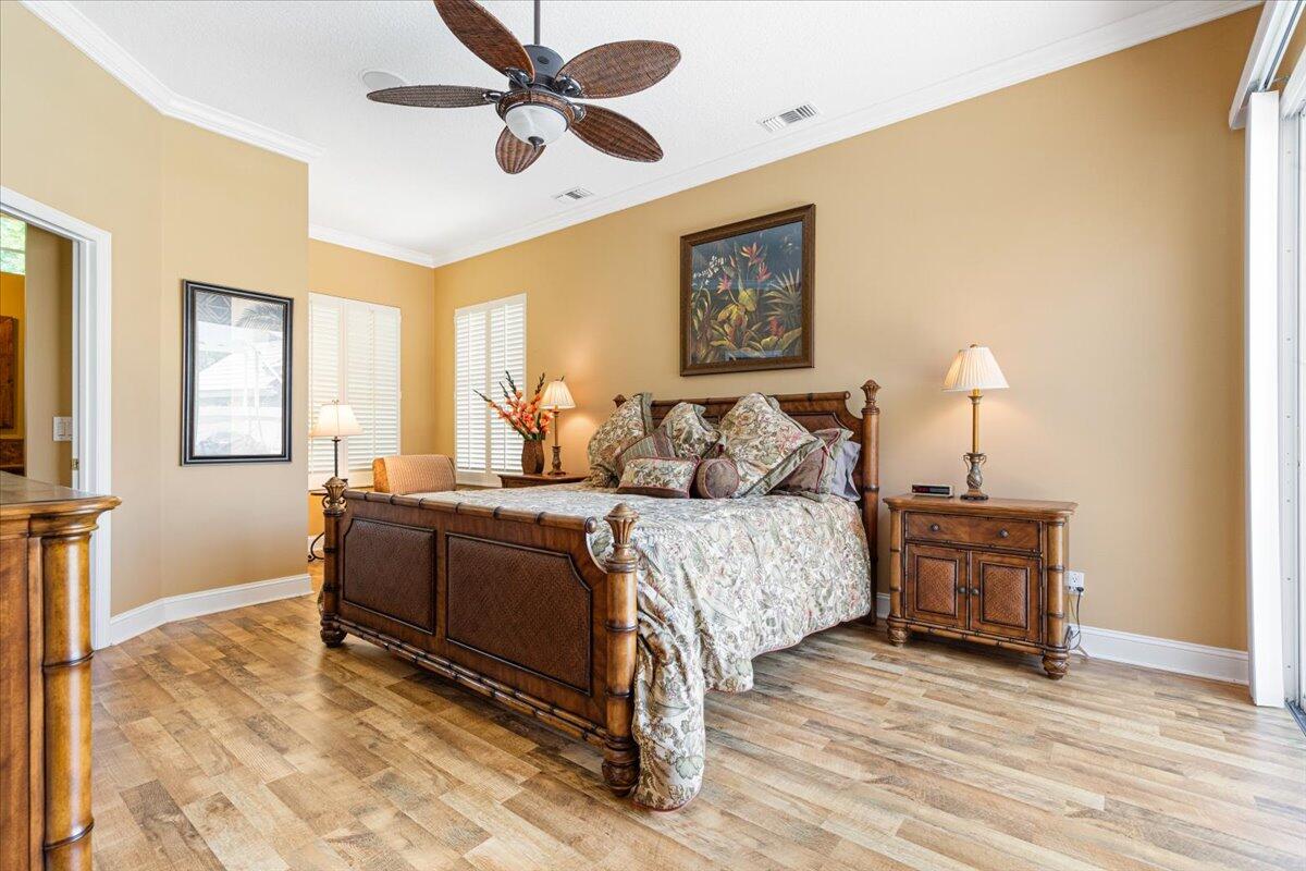 571 SW New Castle Cove