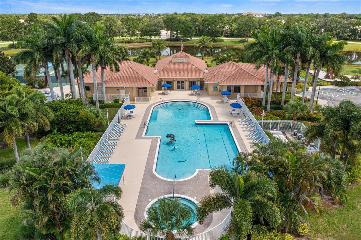 571 SW New Castle Cove