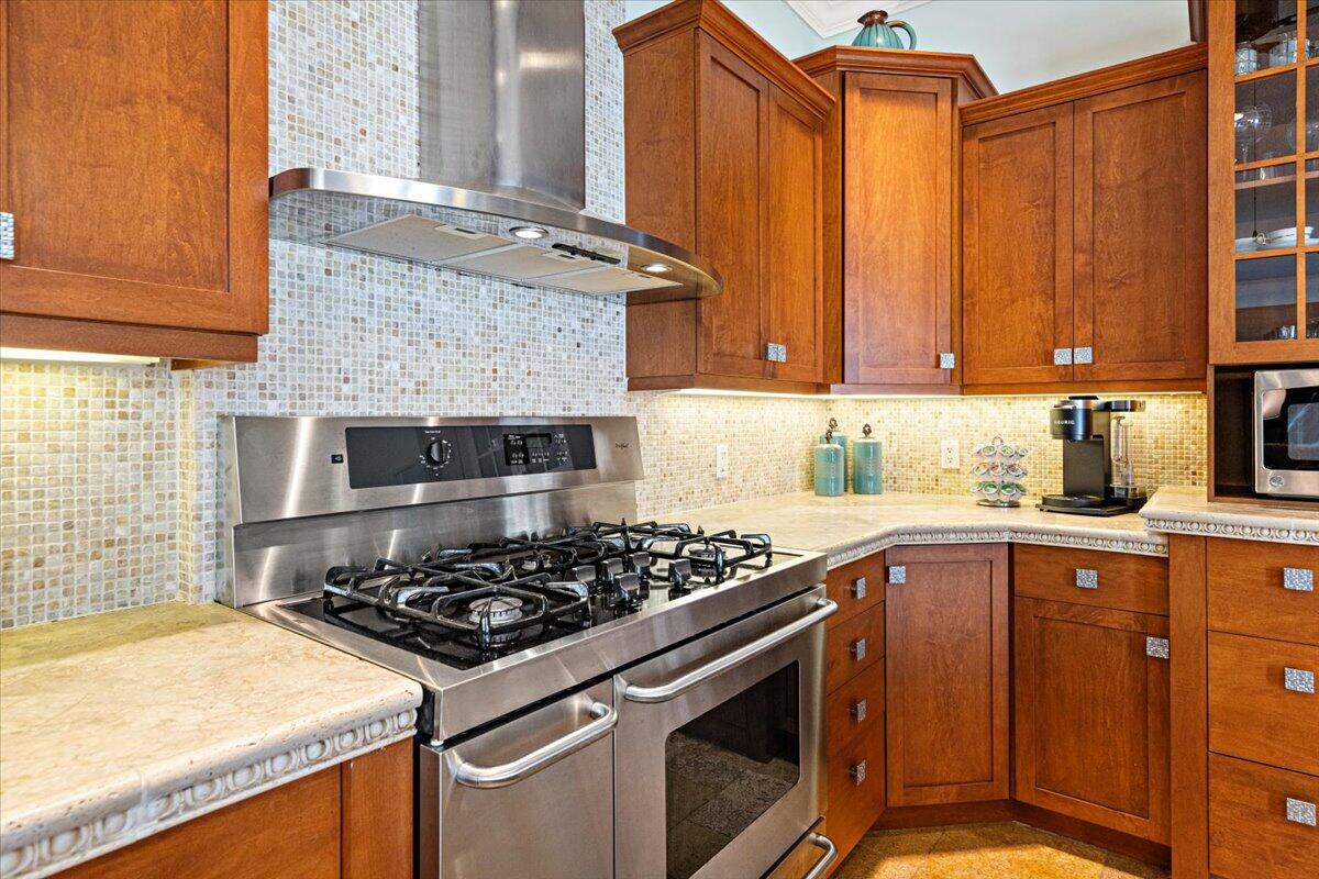 571 SW New Castle Cove
