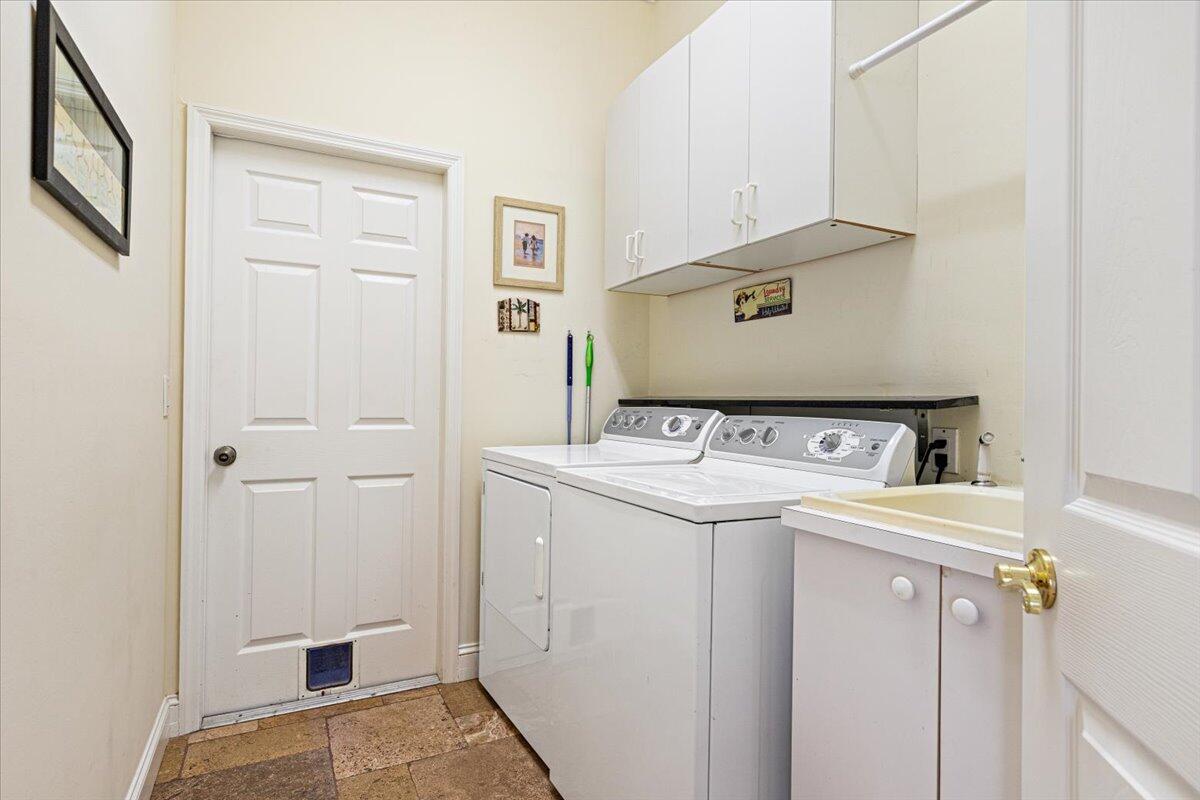 571 SW New Castle Cove
