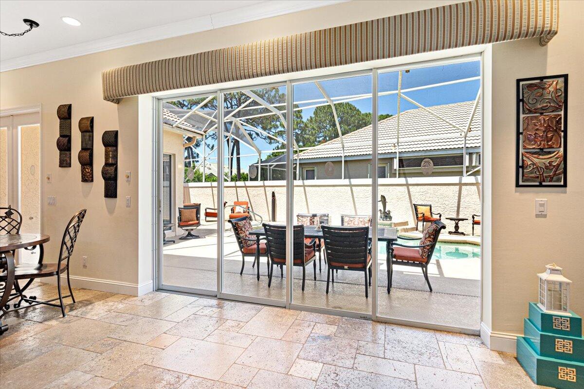 571 SW New Castle Cove