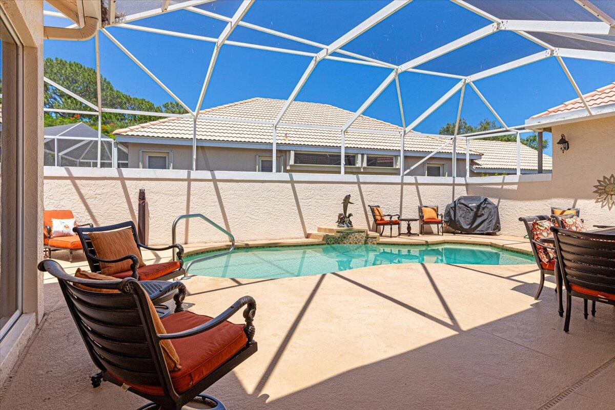 571 SW New Castle Cove