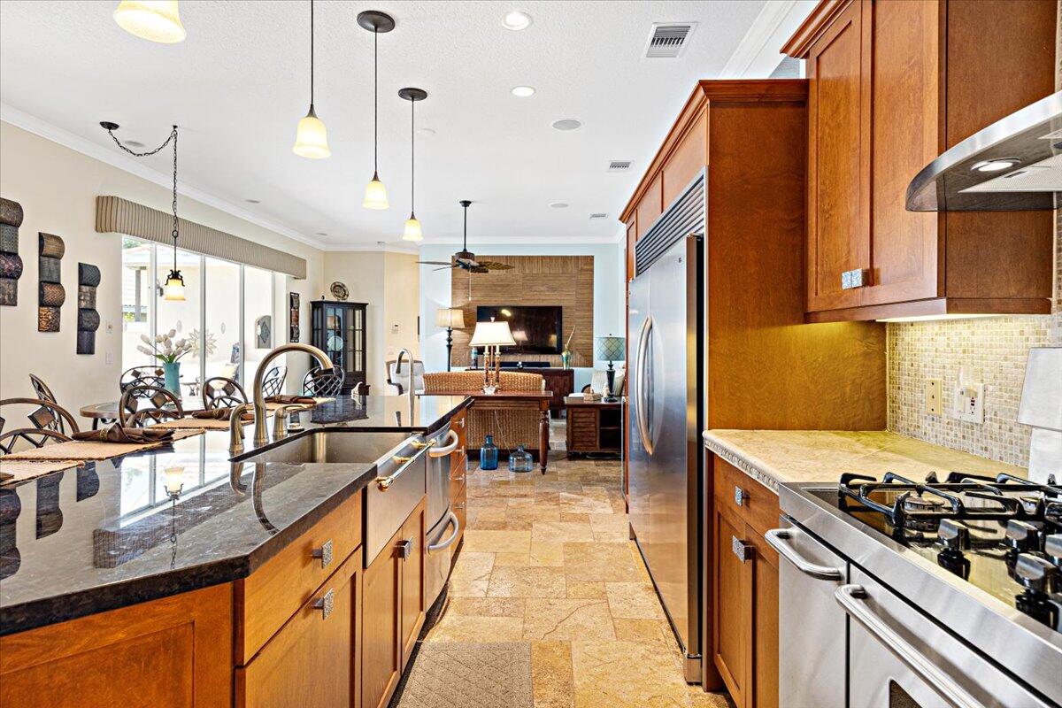 571 SW New Castle Cove