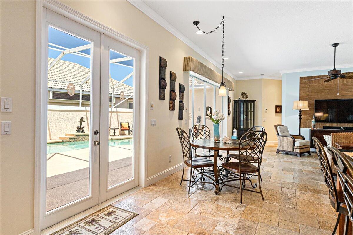 571 SW New Castle Cove