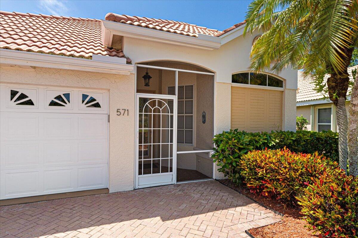 571 SW New Castle Cove