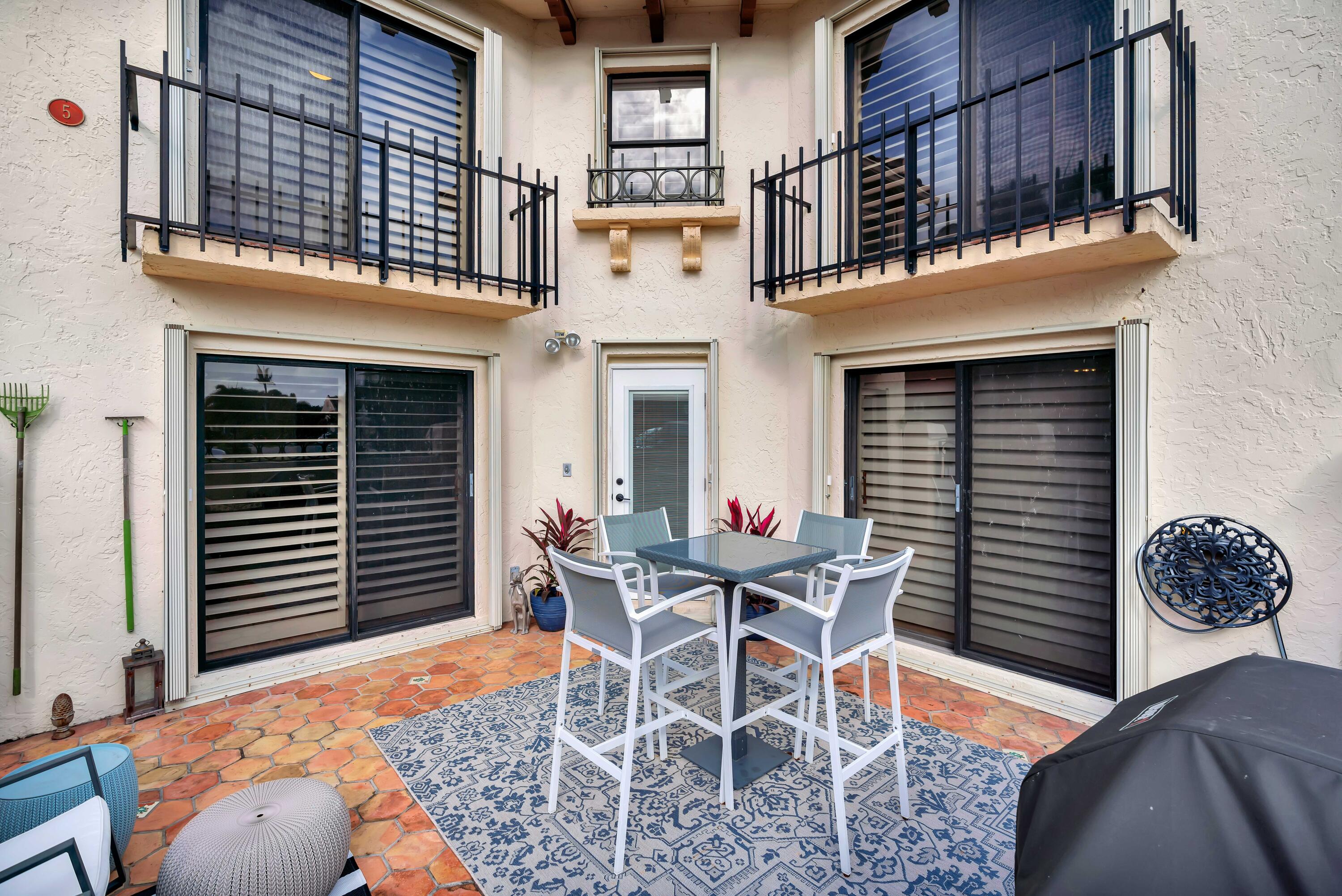 5 Uno Lago Drive