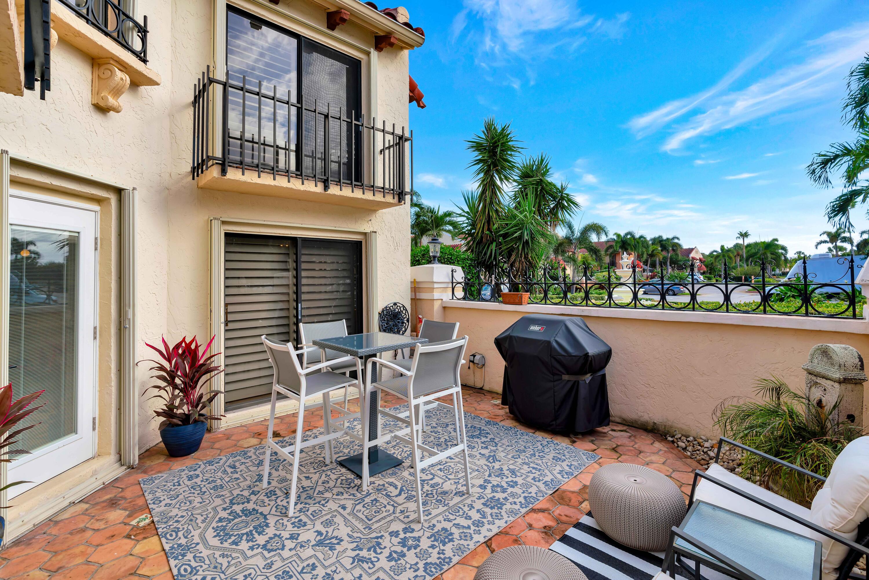 5 Uno Lago Drive