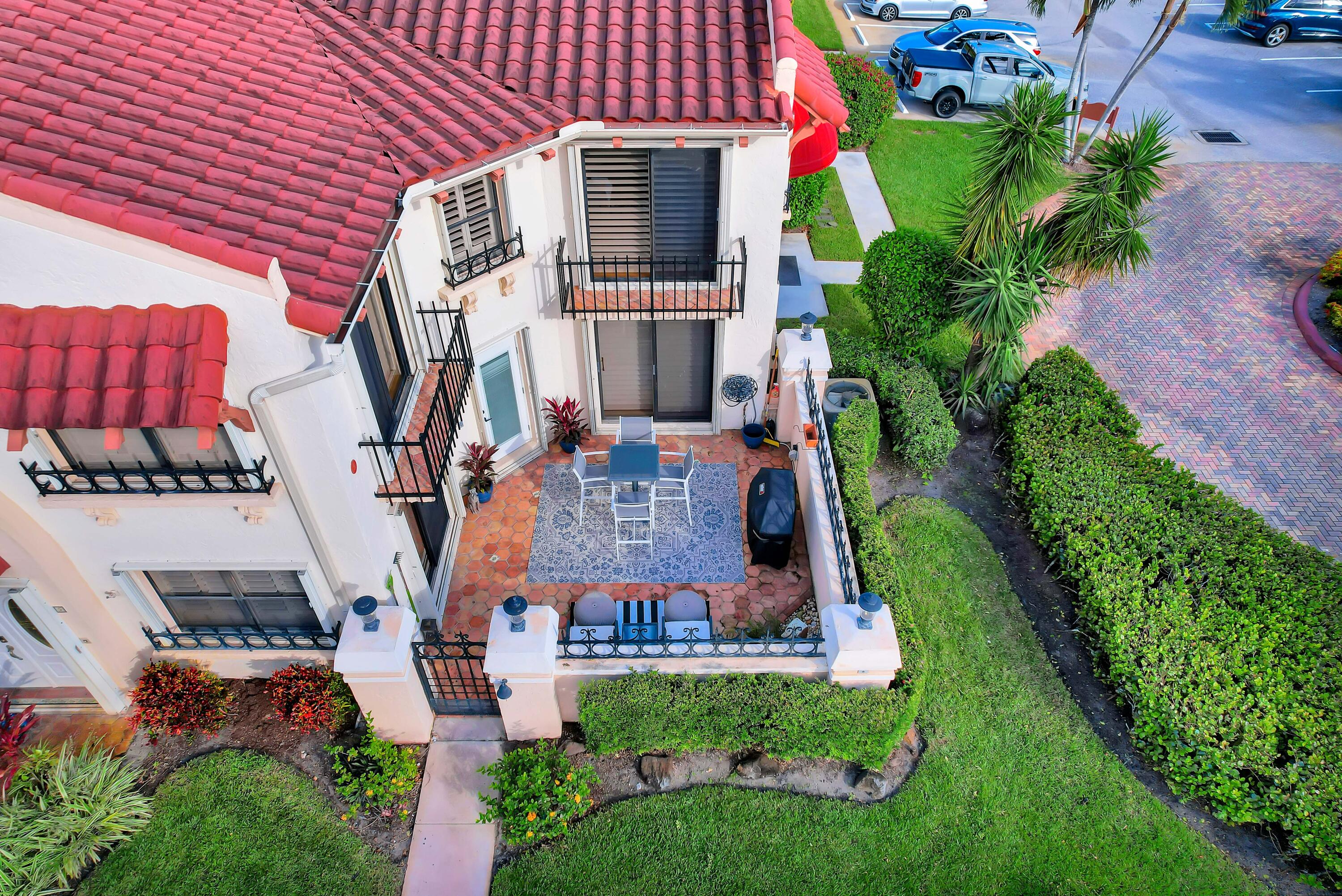 5 Uno Lago Drive